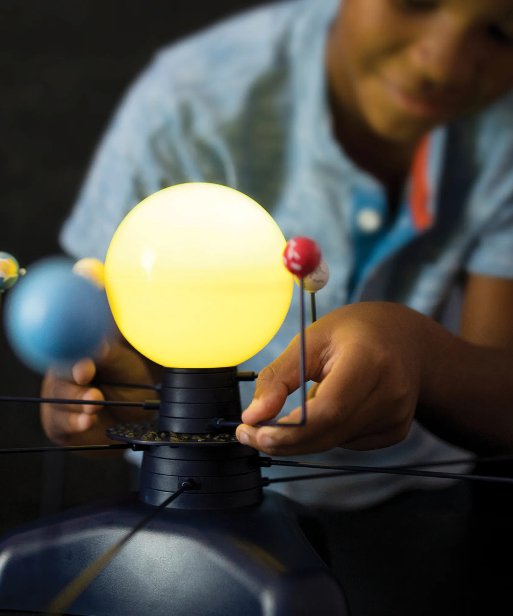 موارد التعلم: نظام الطاقة الشمسية الآلي GeoSafari، نموذج تفاعلي دوار مع جهاز عرض مضيء للشمس والنجوم، يتضمن دليل أنشطة متعدد اللغات، للأطفال من سن 8 سنوات فما فوق