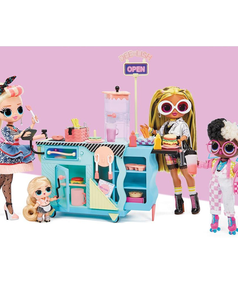مجموعة ألعاب LOL Surprise OMG Miss Sundae To-Go Diner مع دمية أزياء حصرية، أكثر من 45 مفاجأة، ميزات تغيير اللون، ملحقات مطبخ للأطفال من سن 3 سنوات فما فوق