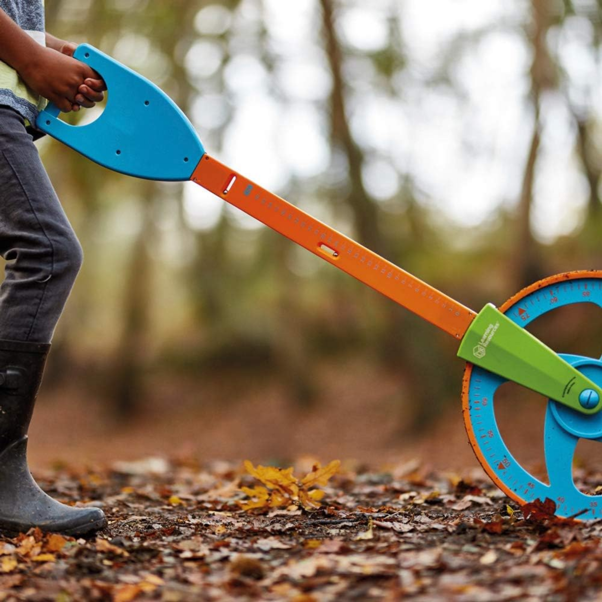 أدوات قياس متعددة الاستخدامات 5 في 1 من Learning Resources، مثالية للتعلم في الهواء الطلق، للأعمار من 4 سنوات فما فوق، تتضمن حقيبة شبكية وملصقات