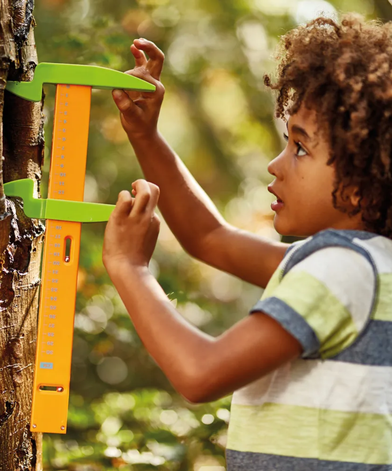 أدوات قياس متعددة الاستخدامات 5 في 1 من Learning Resources، مثالية للتعلم في الهواء الطلق، للأعمار من 4 سنوات فما فوق، تتضمن حقيبة شبكية وملصقات