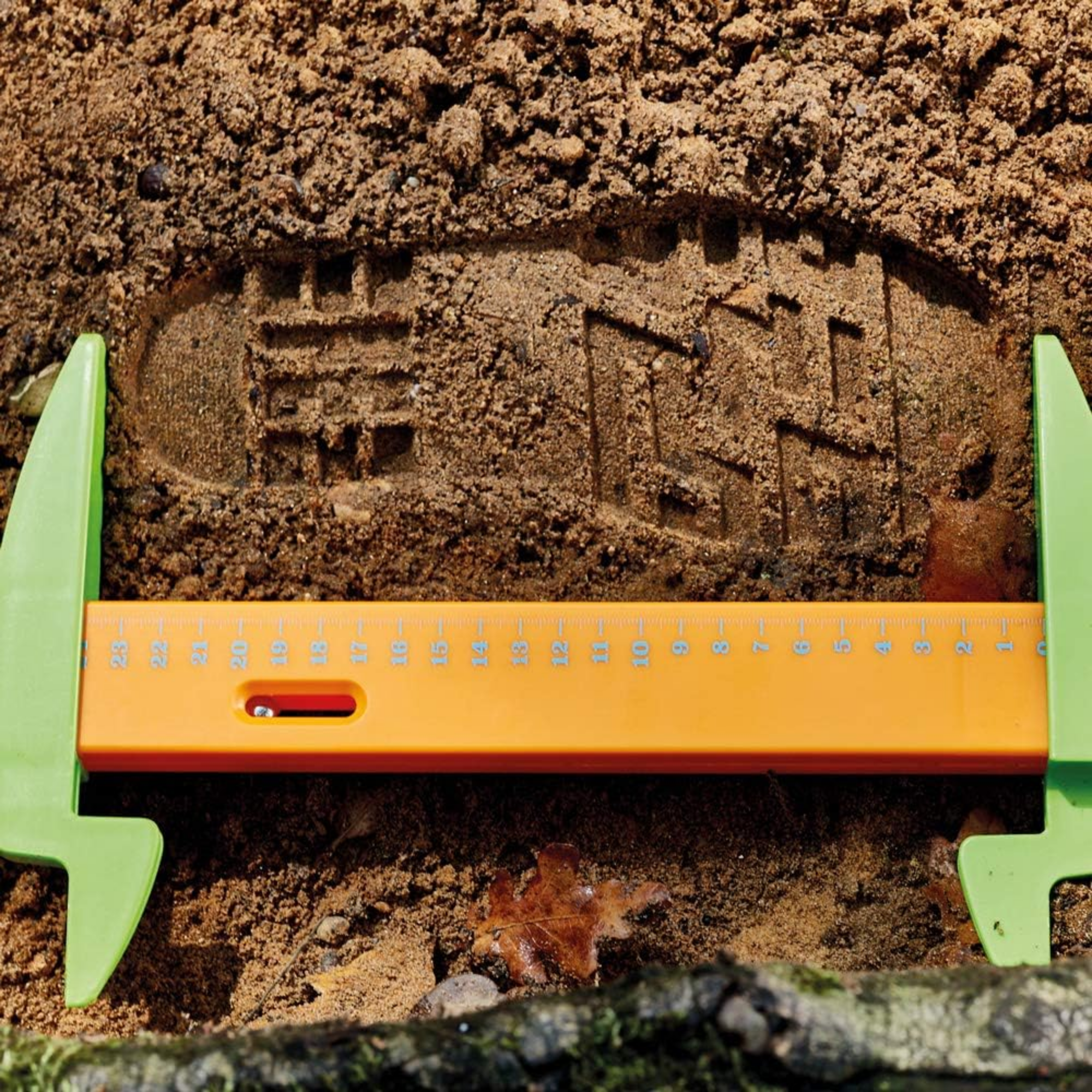 أدوات قياس متعددة الاستخدامات 5 في 1 من Learning Resources، مثالية للتعلم في الهواء الطلق، للأعمار من 4 سنوات فما فوق، تتضمن حقيبة شبكية وملصقات