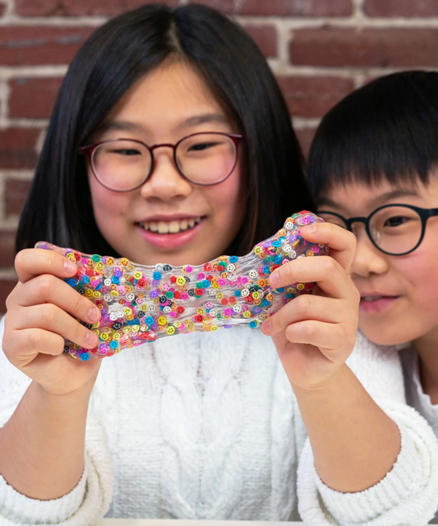 مخبأ آرون المجنون في الداخل! معجون التفكير بمشاعر مختلطة، علبة معدنية مقاس 4 بوصات مع 90 غرامًا من معجون اللعب الحسي غير السام الذي لا يجف أبدًا، لعبة فيدجيت إبداعية ناعمة الملمس للأولاد والبنات من عمر 3 سنوات فما فوق.