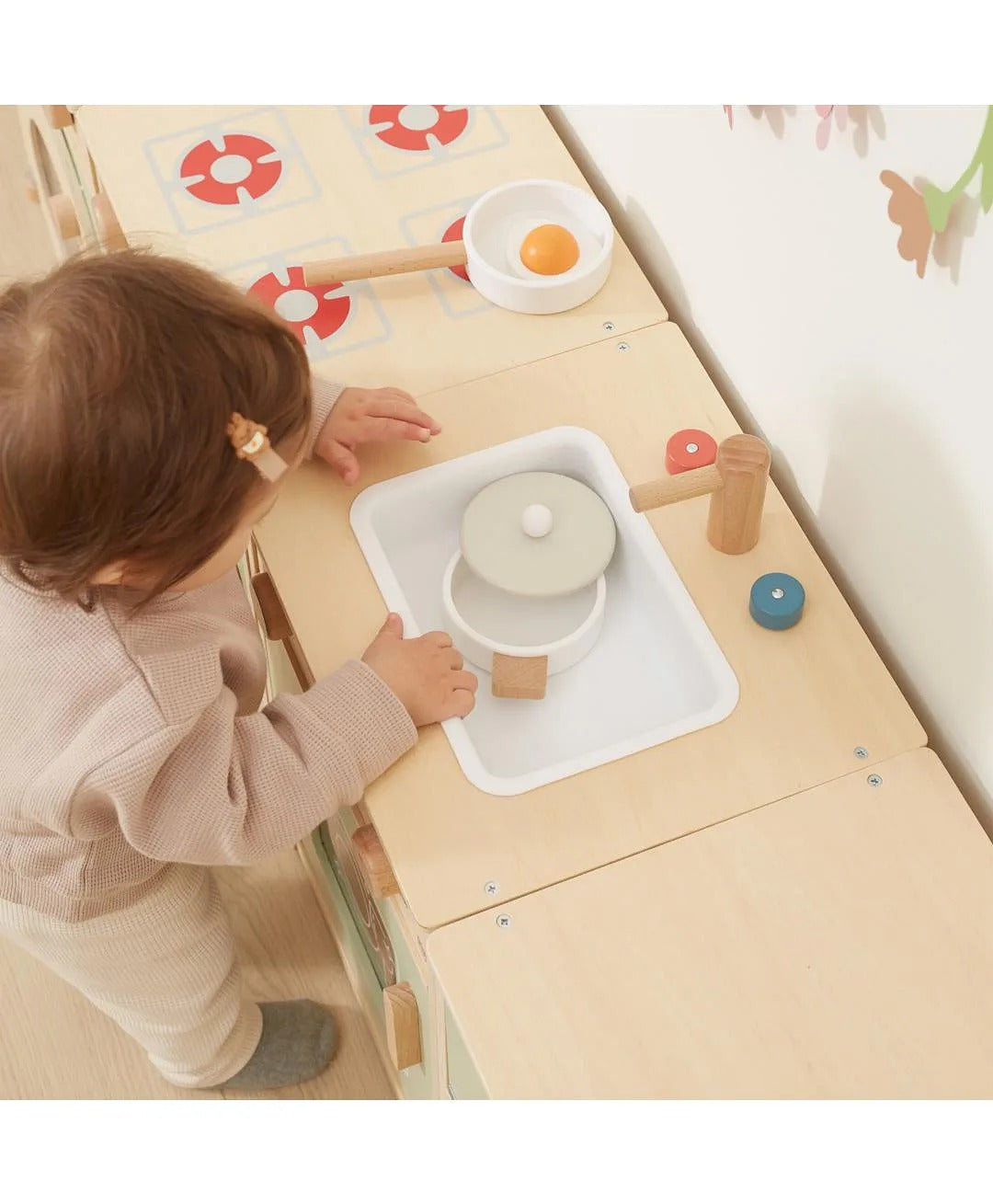 مجموعة ألعاب المطبخ الخشبية للأطفال الصغار من PolarB Sage Green للأعمار من 18 شهرًا فما فوق، تتضمن ثلاجة وموقدًا وحوضًا وغسالة أطباق وغسالة ملابس، تشجع اللعب الخيالي والاجتماعي