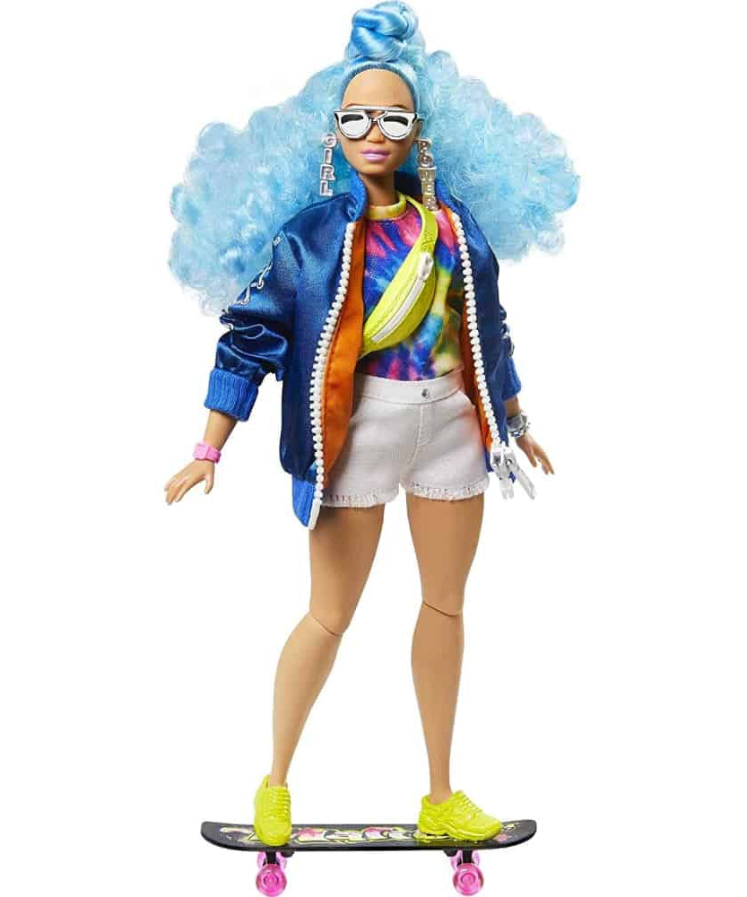 دمية باربي فاشونيستاس إكسترا للأطفال من سن 3 سنوات فما فوق، شعر أزرق مجعد، فستان أنيق وإكسسوارات