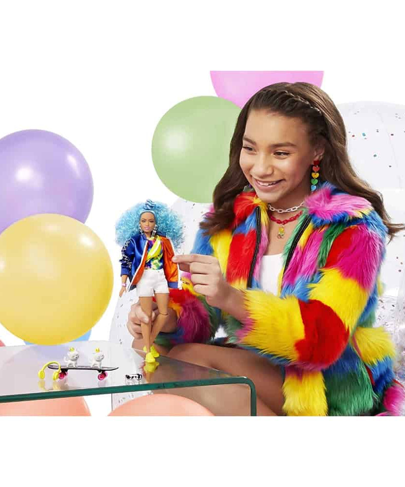 دمية باربي فاشونيستاس إكسترا للأطفال من سن 3 سنوات فما فوق، شعر أزرق مجعد، فستان أنيق وإكسسوارات