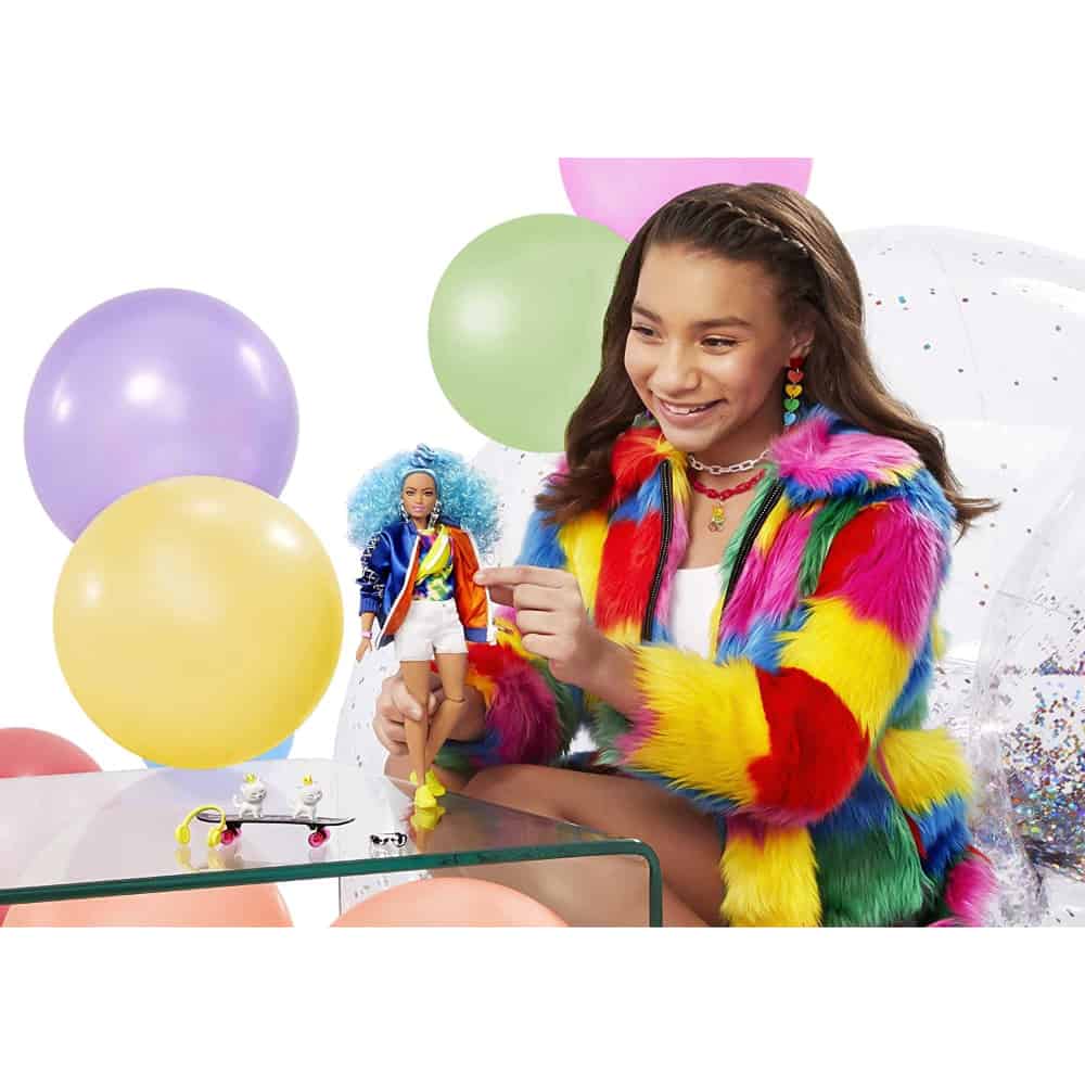 دمية باربي فاشونيستاس إكسترا للأطفال من سن 3 سنوات فما فوق، شعر أزرق مجعد، فستان أنيق وإكسسوارات