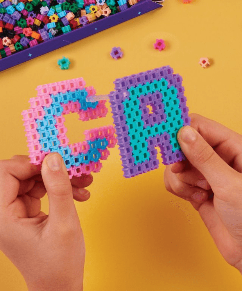 خيارات الشخصيات Simbrix Connect & Wow Alphabrix Pack مع أكثر من 350 بريكس، لعبة بناء Pixel Arts and Crafts ثنائية وثلاثية الأبعاد، لعبة بناء STEAM إبداعية وخيالية للأولاد والبنات من سن 5 سنوات فما فوق
