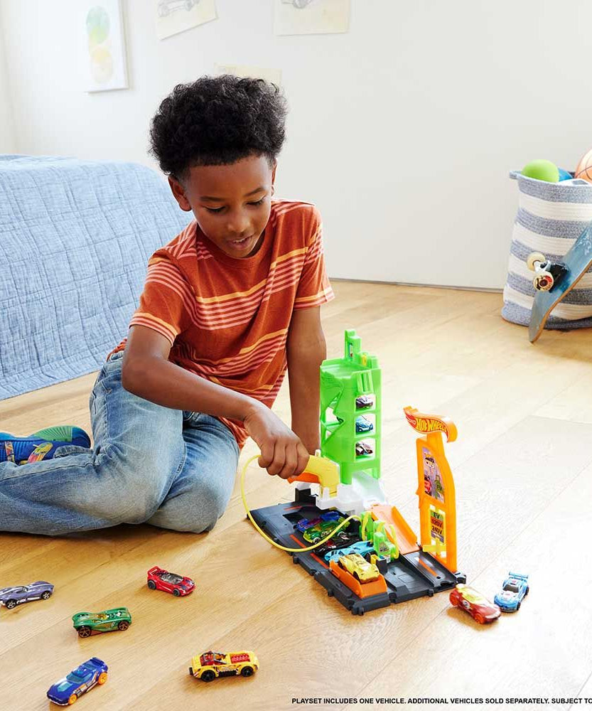 مجموعة محطة الوقود الفائقة هوت ويلز سيتي، مجموعة مسار سيارة لعبة، تتضمن سيارة بمقياس 1:64، مقابض شحن السيارات الكهربائية، رافعات سيارات، منصات إطلاق، مساحة تخزين، ألعاب أطفال