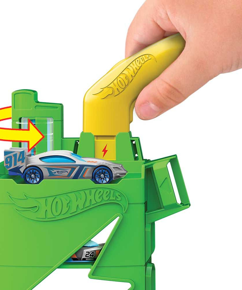 مجموعة محطة الوقود الفائقة هوت ويلز سيتي، مجموعة مسار سيارة لعبة، تتضمن سيارة بمقياس 1:64، مقابض شحن السيارات الكهربائية، رافعات سيارات، منصات إطلاق، مساحة تخزين، ألعاب أطفال