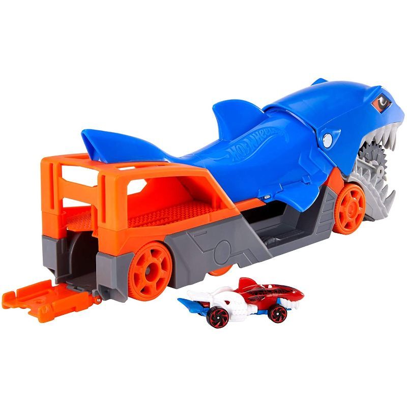 Hot Wheels Shark Chomp Transporter Playset, Shark-Themed Hauler with 1:64 Scale Car, Fun Car Storage and Launch Playset for Kids 4 to 8 Years
