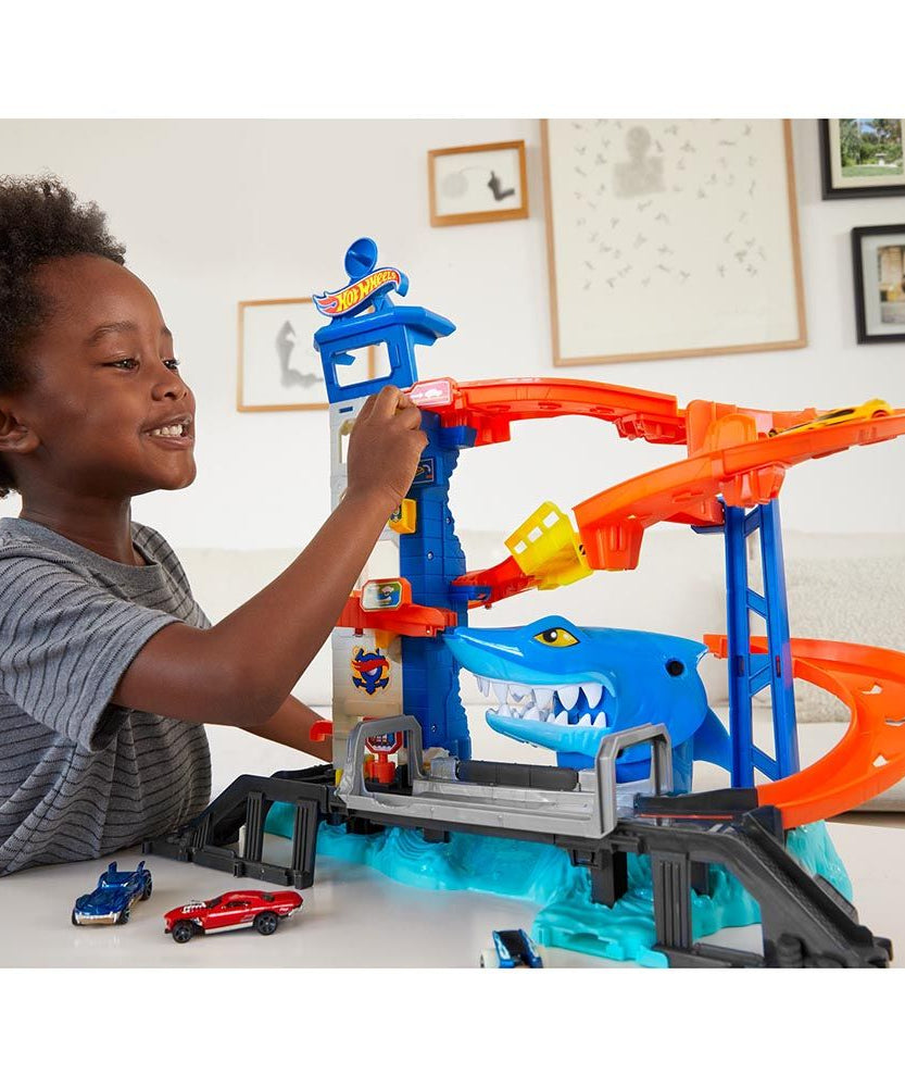 مجموعة مسار الهروب من لعبة هوت ويلز سيتي شارك مع سيارة لعبة بمقياس 1:64، مجموعة لعب جراج متعددة المستويات للأطفال من سن 4 سنوات فما فوق