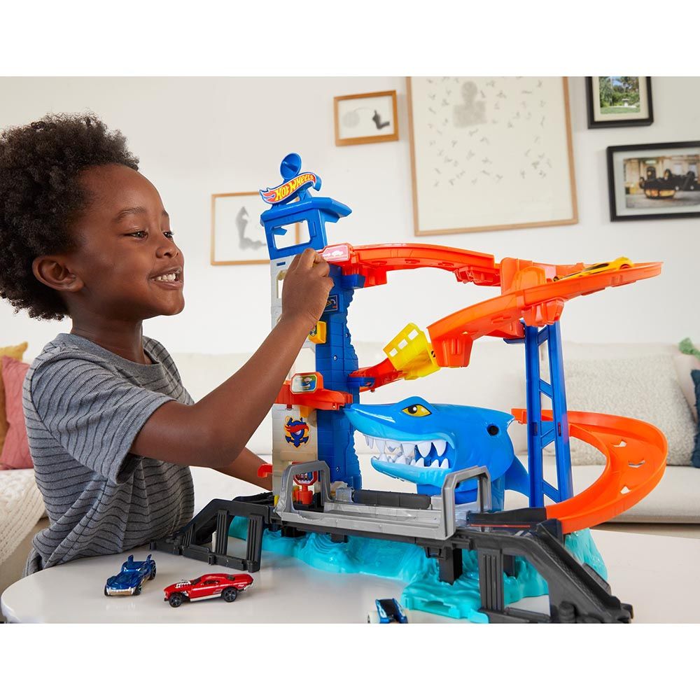 مجموعة مسار الهروب من لعبة هوت ويلز سيتي شارك مع سيارة لعبة بمقياس 1:64، مجموعة لعب جراج متعددة المستويات للأطفال من سن 4 سنوات فما فوق