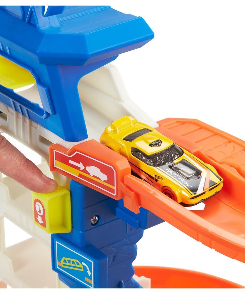 مجموعة مسار الهروب من لعبة هوت ويلز سيتي شارك مع سيارة لعبة بمقياس 1:64، مجموعة لعب جراج متعددة المستويات للأطفال من سن 4 سنوات فما فوق