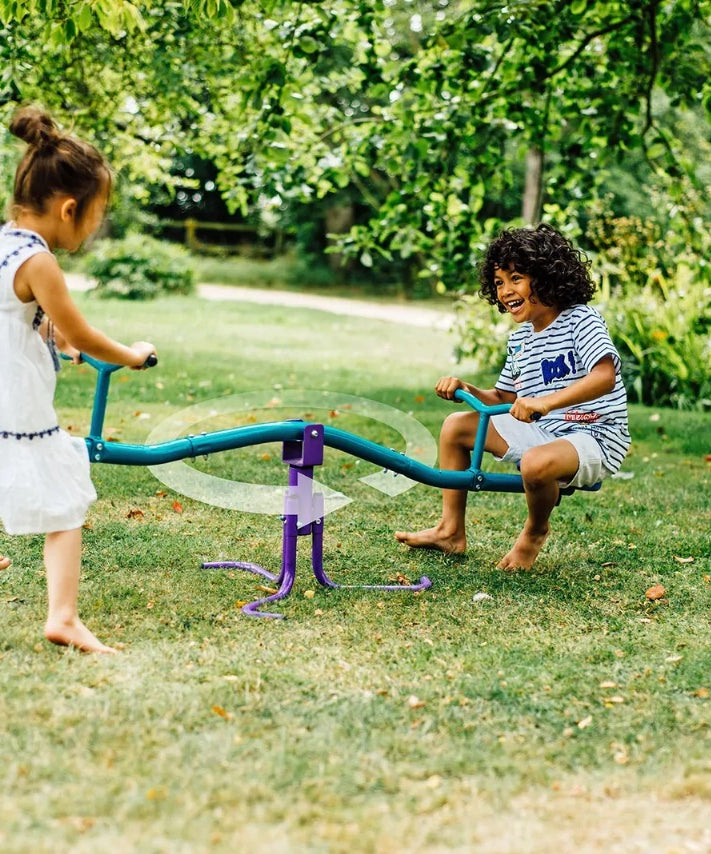 منشار معدني دوار من Plum، يدور 360 درجة، سهل التجميع، تصميم إطار معدني قوي مع أقصى وزن 50 كجم، لعبة خارجية مناسبة للأطفال من الأولاد والبنات من سن 3 سنوات فما فوق