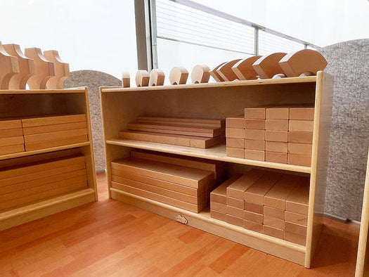 خزانة جويز ذات رفين مع لوح خلفي ارتفاع 60.5 سم، وحدة تخزين وعرض من خشب البتولا الرقائقي للفصول الدراسية أو غرف الأطفال، فاصل للغرفة مع أرفف سهلة الوصول، لون الخشب الأصلي - ألعاب تنمية ونشاط مبكرة