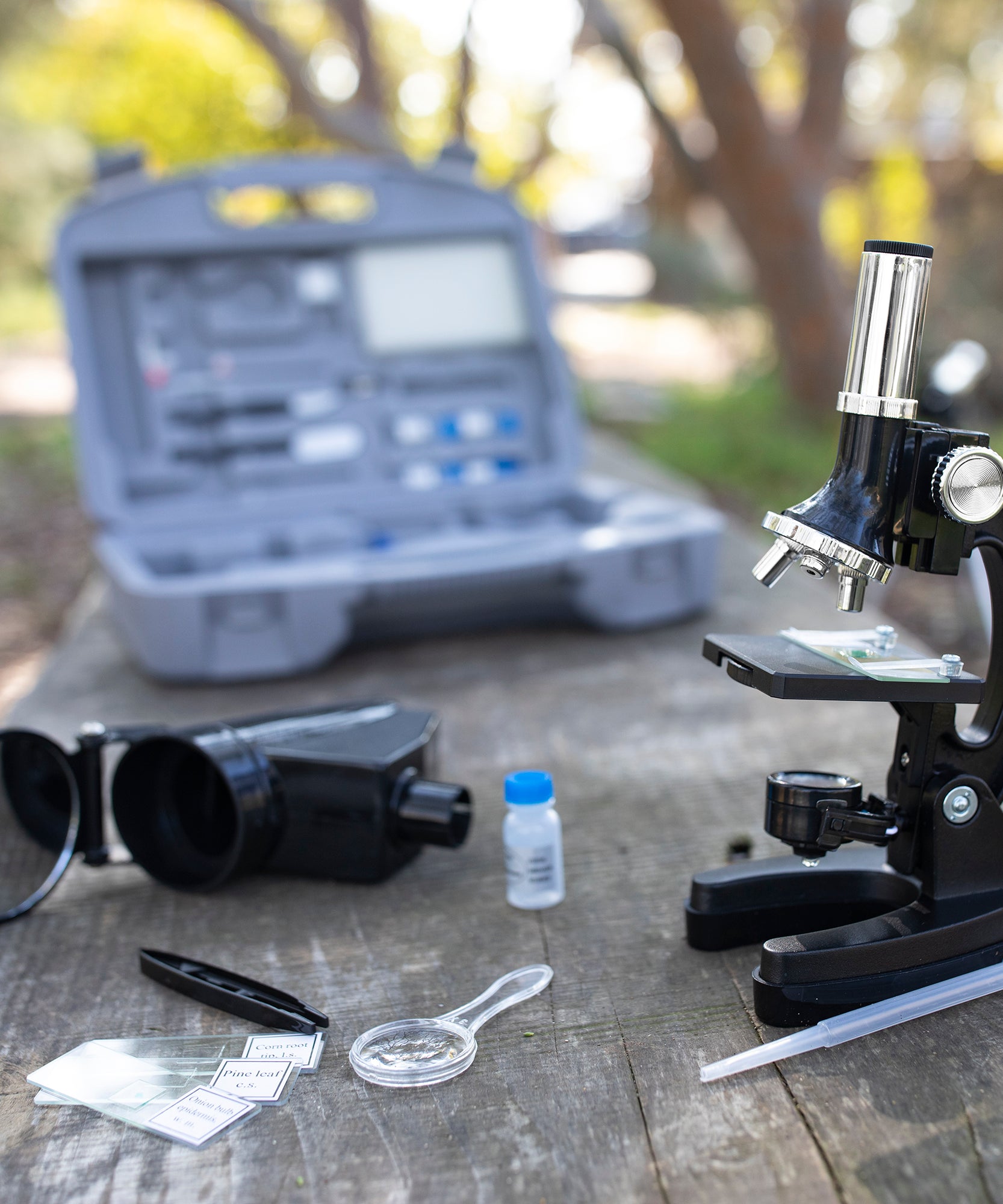 مجموعة ميكروسكوب GeoSafari MicroPro من Learning Resources، مكونة من 95 قطعة، بتكبير من 50 إلى 600 ضعف، تتضمن شرائح جاهزة وأخرى قابلة للتركيب، ومجموعة علوم STEM للأطفال، من سن 8 سنوات فما فوق