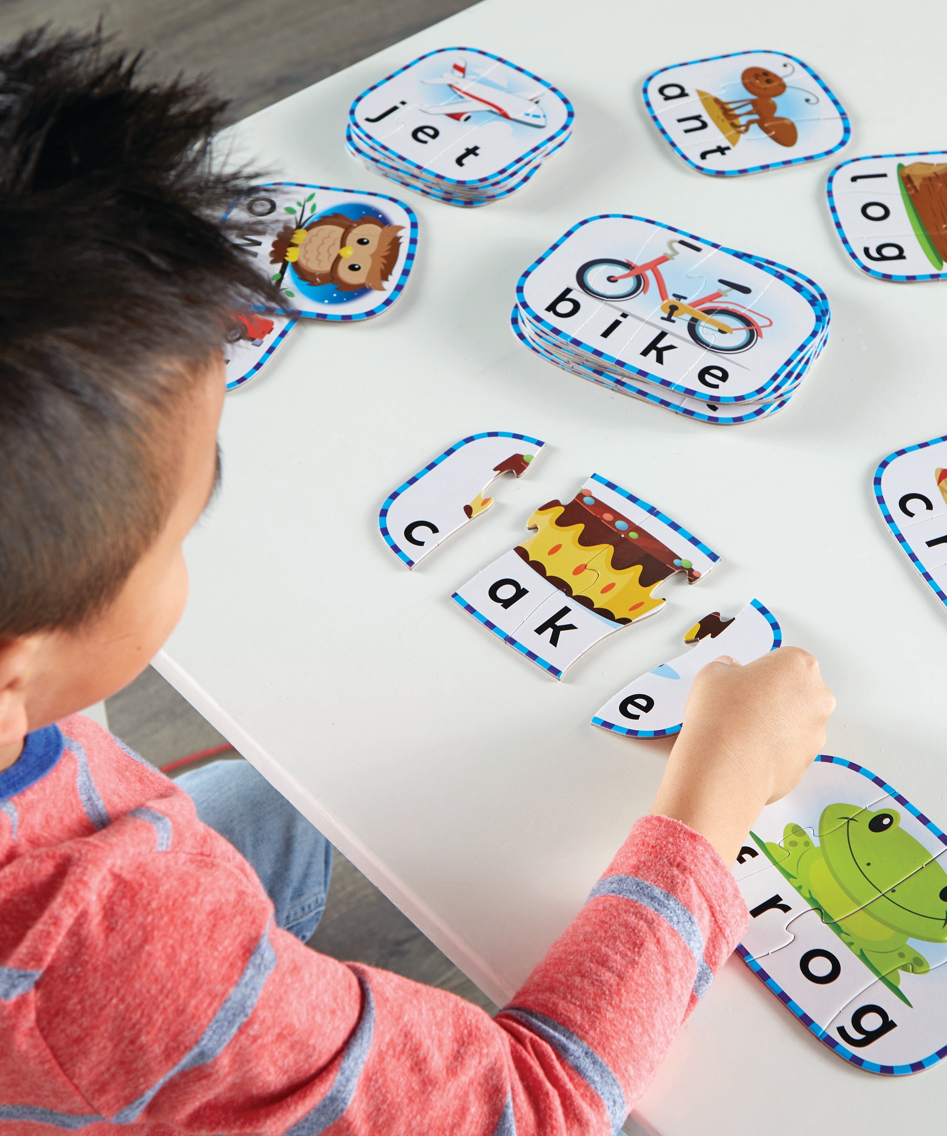 بطاقات ألغاز التهجئة من Learning Resources، 20 لغز كلمات ذاتي التصحيح لمرحلة ما قبل المدرسة ومهارات القراءة والكتابة المبكرة، للأعمار من 4 سنوات فما فوق