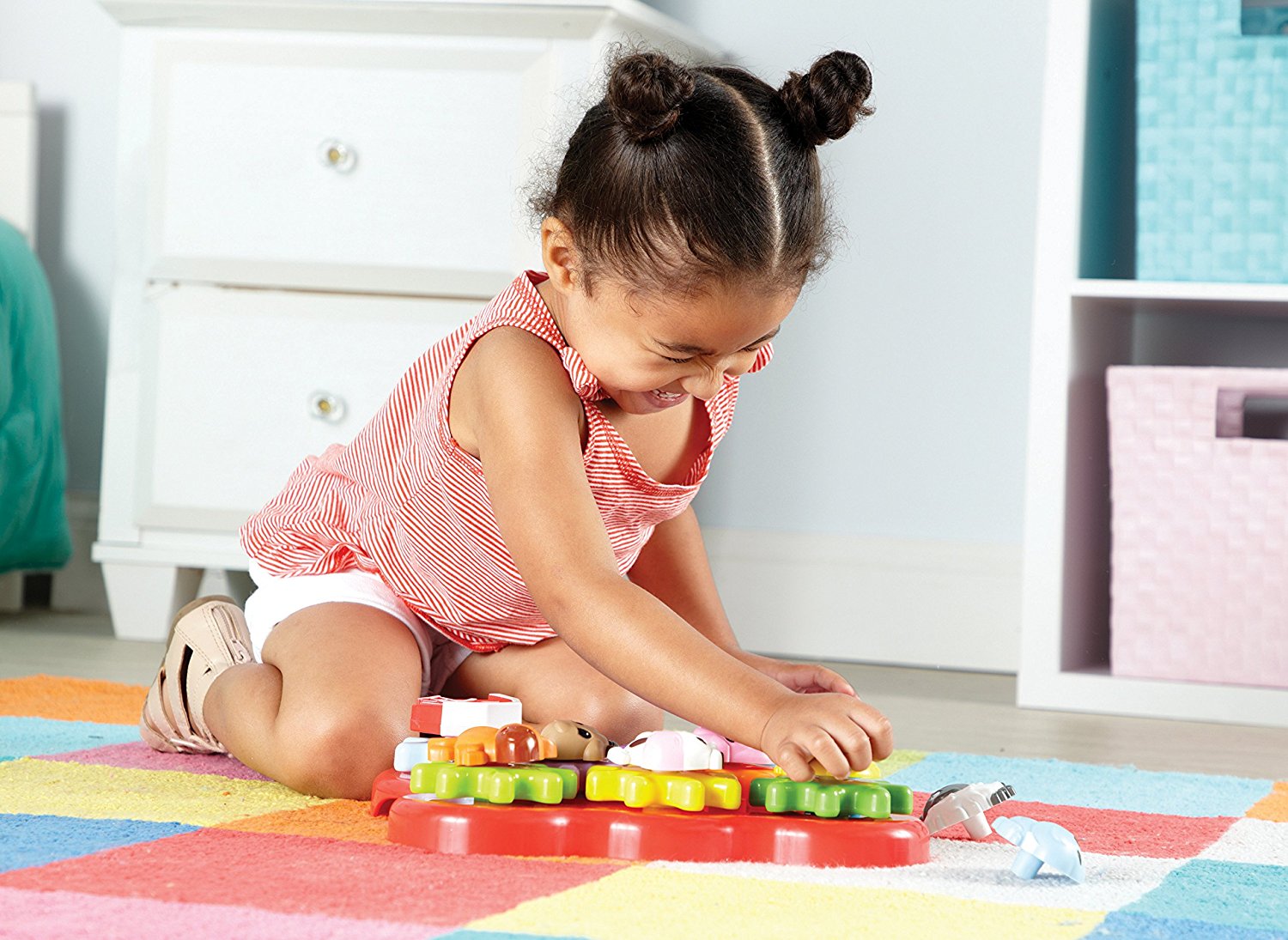 موارد التعلم - لعبة بناء وتدوير من Barnyard Friends، معدات للأطفال الصغار مع قطع حيوانات المزرعة، لعبة STEM السبب والنتيجة للأعمار من سنتين فما فوق