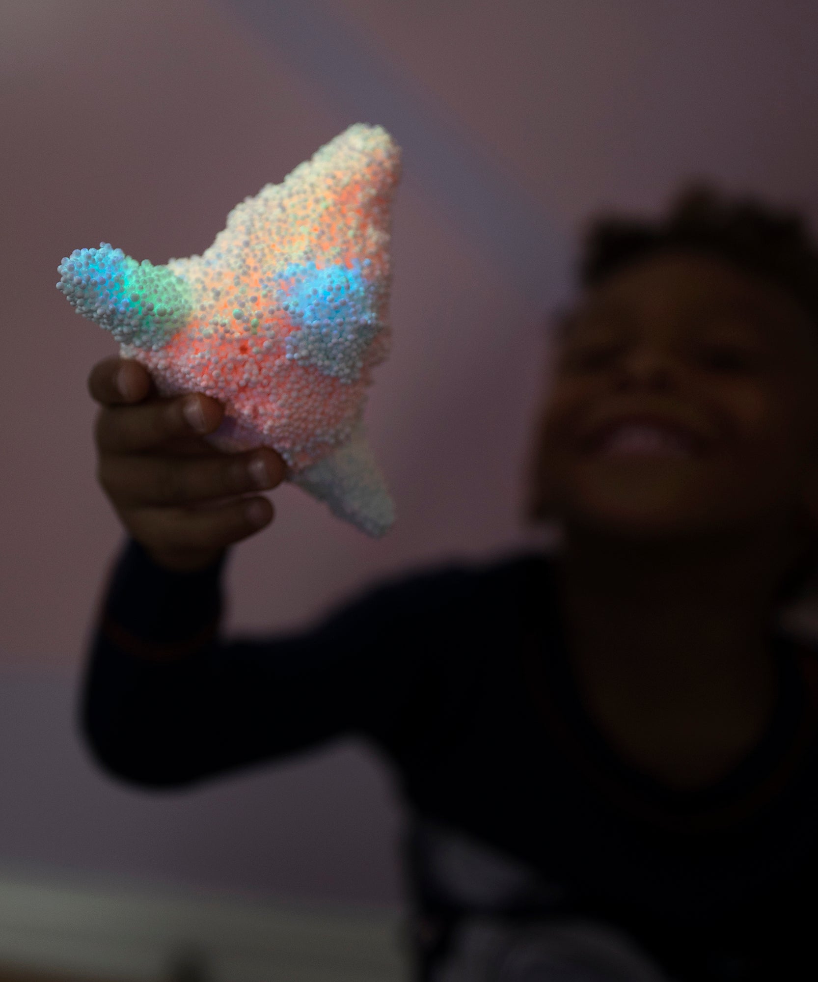 مجموعة من 4 قطع من رغوة اللعب الحسية المتوهجة في الظلام من Learning Resources، لا تسبب الفوضى، لا تجف أبدًا، تتوهج في الظلام من أجل متعة إبداعية