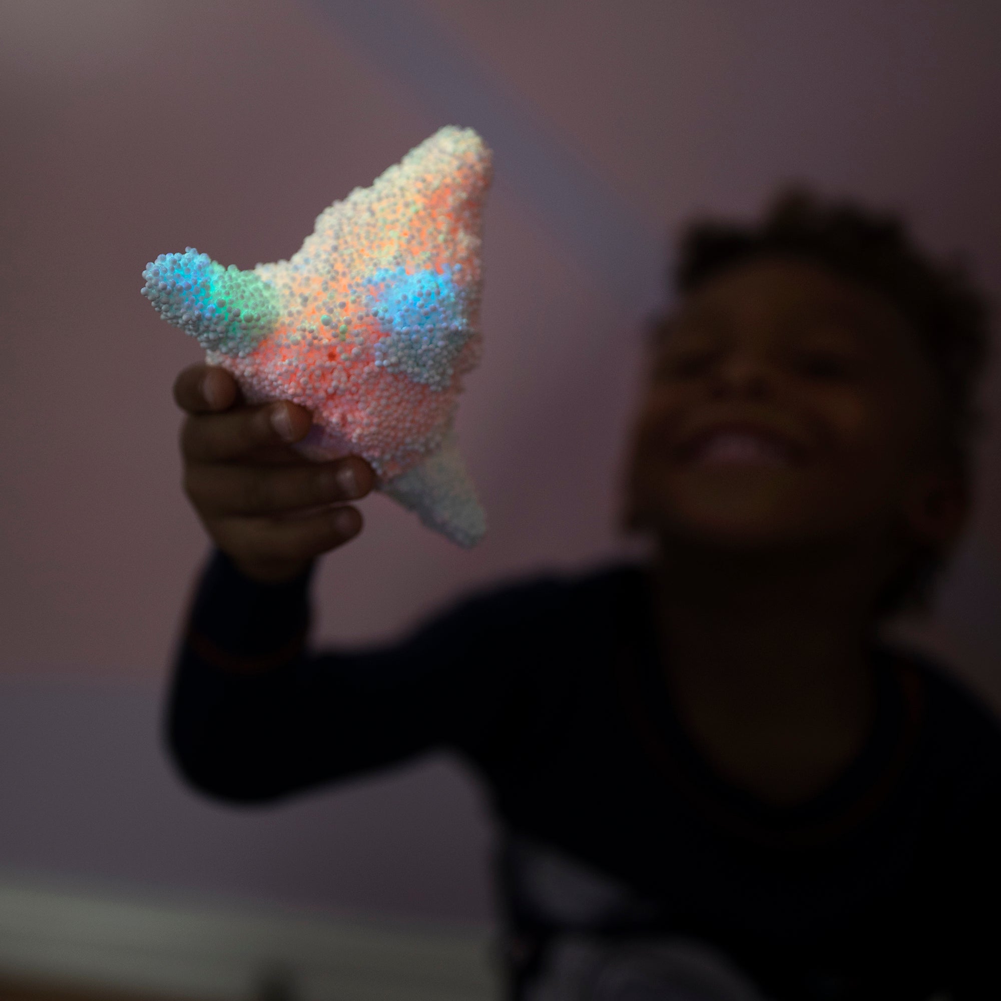 مجموعة من 8 قطع من رغوة اللعب الحسية المتوهجة في الظلام من Learning Resources، خالية من الفوضى، لا تجف أبدًا، تتوهج في الظلام من أجل متعة إبداعية