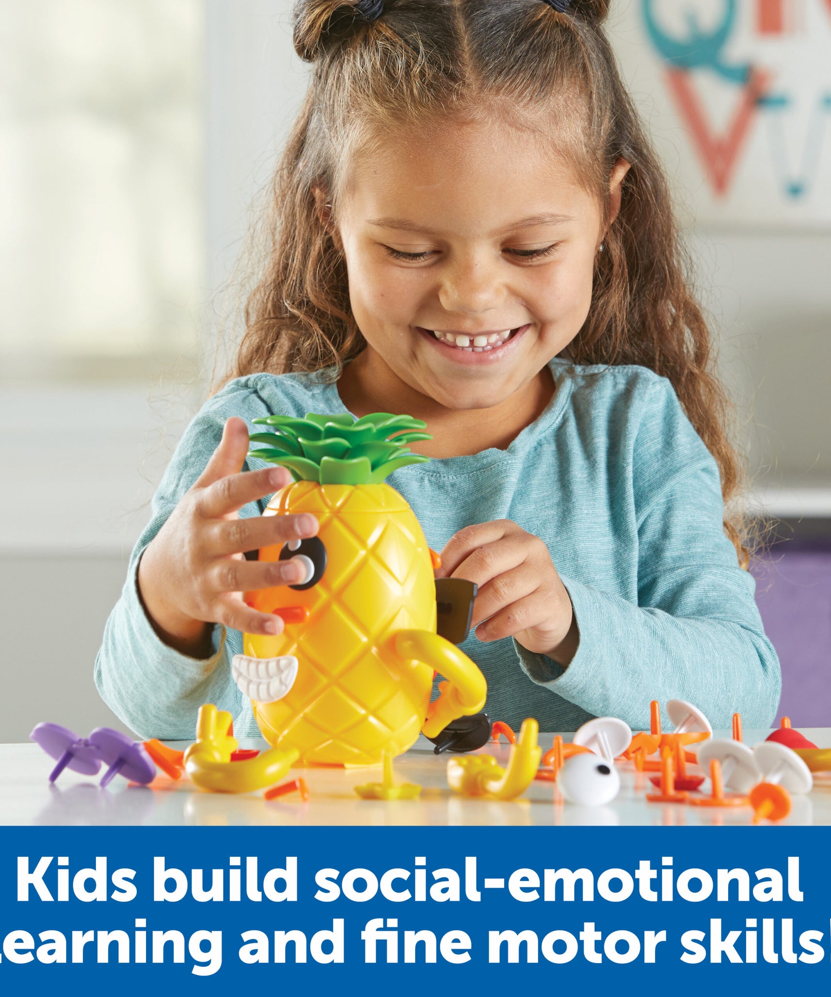 مجموعة Big Feelings Pineapple Deluxe من Learning Resources، لعبة تعليمية اجتماعية وعاطفية للأطفال، مجموعة أنشطة SEL مكونة من 50 قطعة مع أناناس مزدوج الوجهين وقطع للوجه ومرآة، للأعمار من 3 سنوات فما فوق