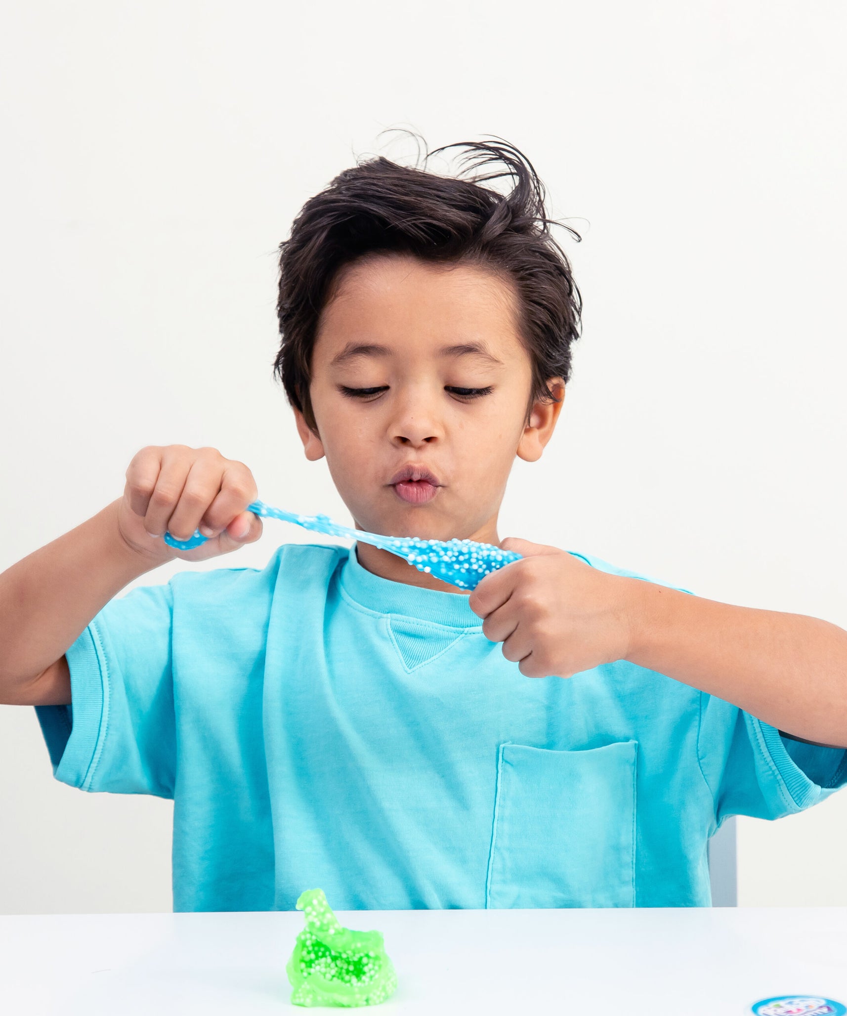 مجموعة معجون بلاي فوم من ليرنينج ريسورسز، مكونة من 4 قطع، قابلة للتمدد، ومصنوعة من مادة حسية للضغط والنحت، ولا تجف أبدًا، وتتضمن 4 ألوان نيون