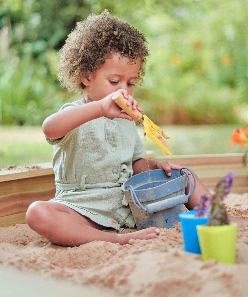 صندوق رمل خشبي من Plum Treasure Beach مع غطاء، لعبة صندوق رمل للملعب الخارجي مع مقعد مدمج، يشجع اللعب الخيالي والنشط للأطفال، مناسب للأولاد والبنات من سن 3 سنوات فما فوق