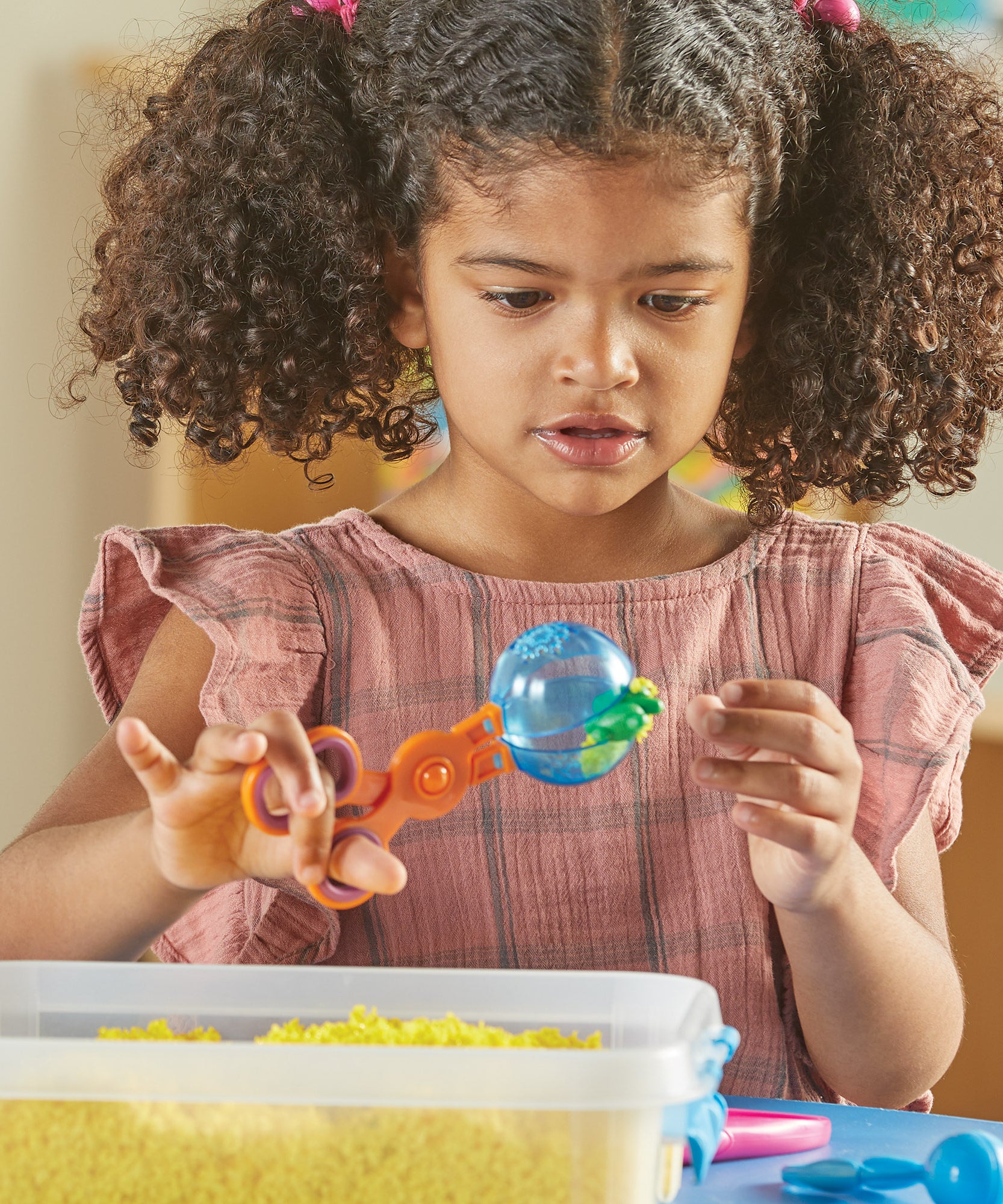 مجموعة أدوات تنمية المهارات الحركية الدقيقة من "هيلبينج هاندز" للفصول الدراسية، مكونة من 24 قطعة لمرحلة ما قبل المدرسة والتعليم المبكر