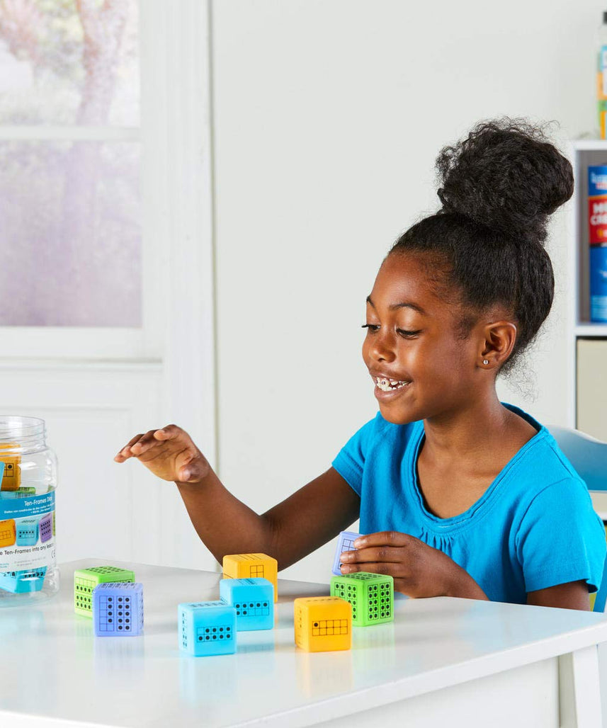 مجموعة من ١٢ نردًا من Hand2Mind بإطار من إسفنج لتعليم الرياضيات، للعد والروابط العددية والحساب العددي (للأعمار ٥ سنوات فما فوق)