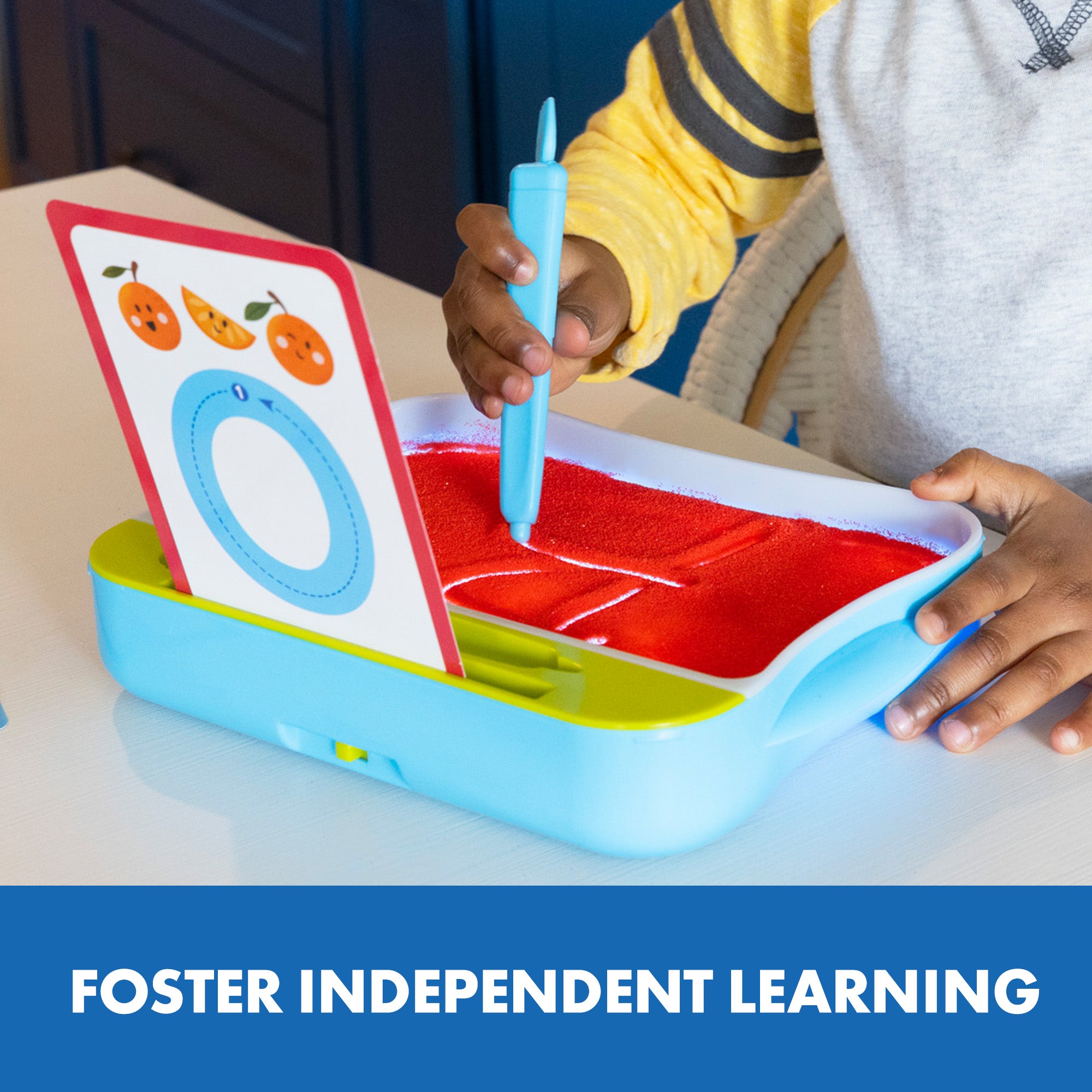 مركز تتبع مضيء من Learning Resources، صينية كتابة حسية مع رمل لعب أحمر، وبطاقات، وقلم، لعبة تنمية المهارات الحركية الدقيقة ومرحلة ما قبل الكتابة للأطفال من سن 3 سنوات فما فوق