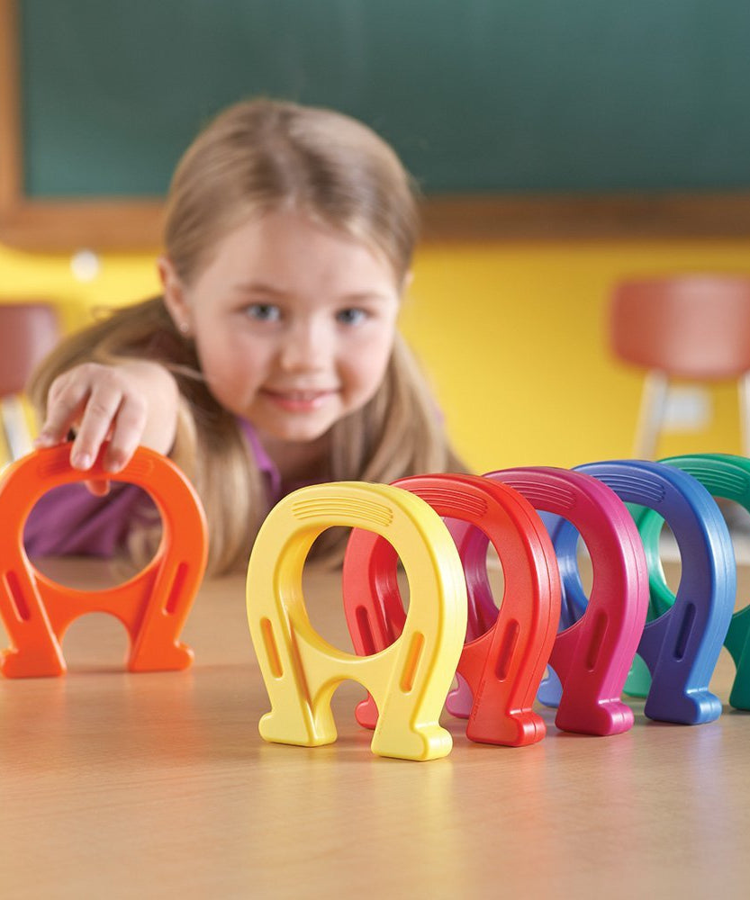 مجموعة مغناطيسات مايتي من مجموعة العلوم الأساسية® من Learning Resources (مجموعة من 6 قطع)، مغناطيسات حدوة حصان ملونة للأطفال، مصنوعة من البلاستيك المتين، مثالية للاستكشاف العلمي، للأعمار من 3 سنوات فما فوق