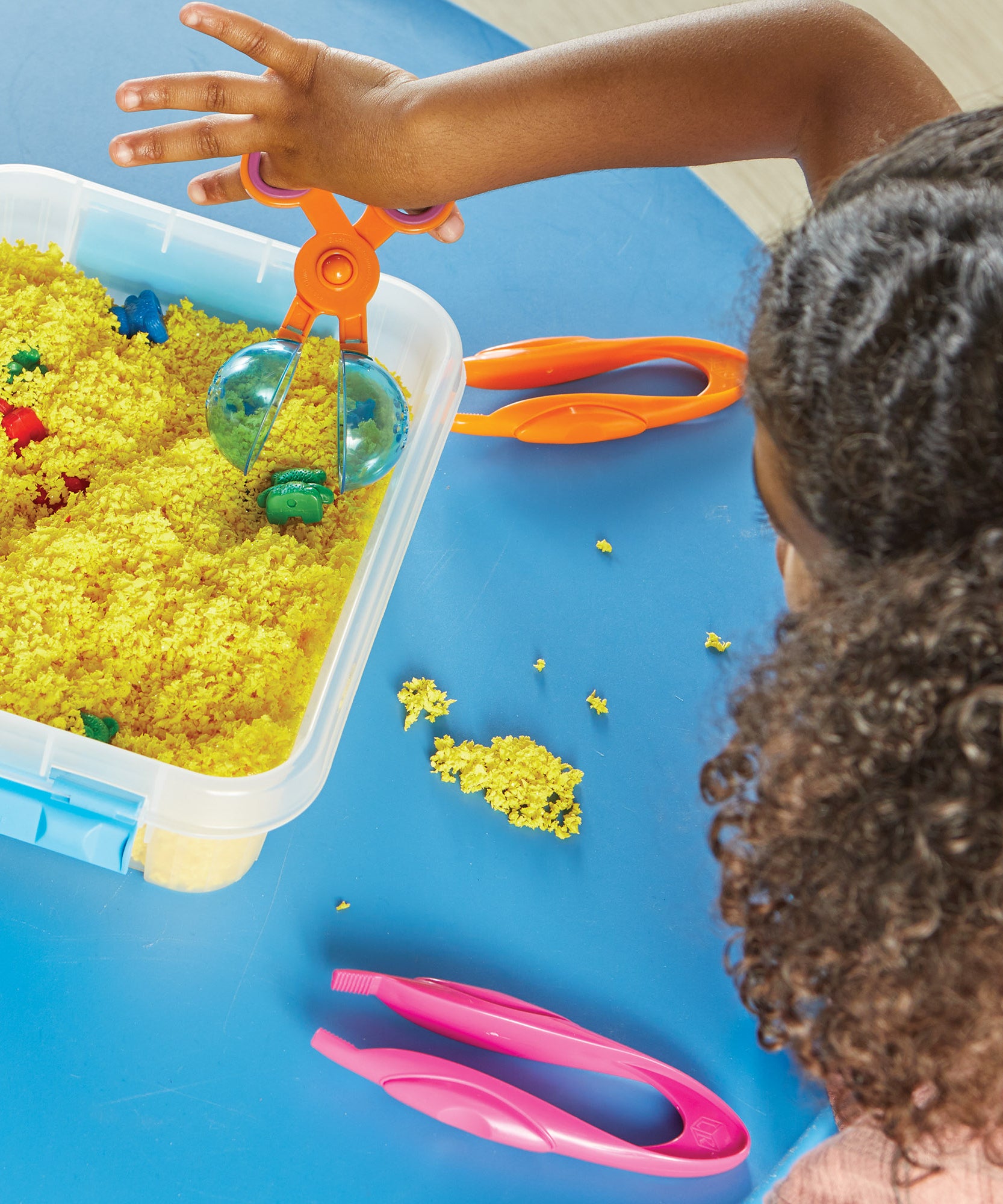 مجموعة أدوات تنمية المهارات الحركية الدقيقة من "هيلبينج هاندز" للفصول الدراسية، مكونة من 24 قطعة لمرحلة ما قبل المدرسة والتعليم المبكر