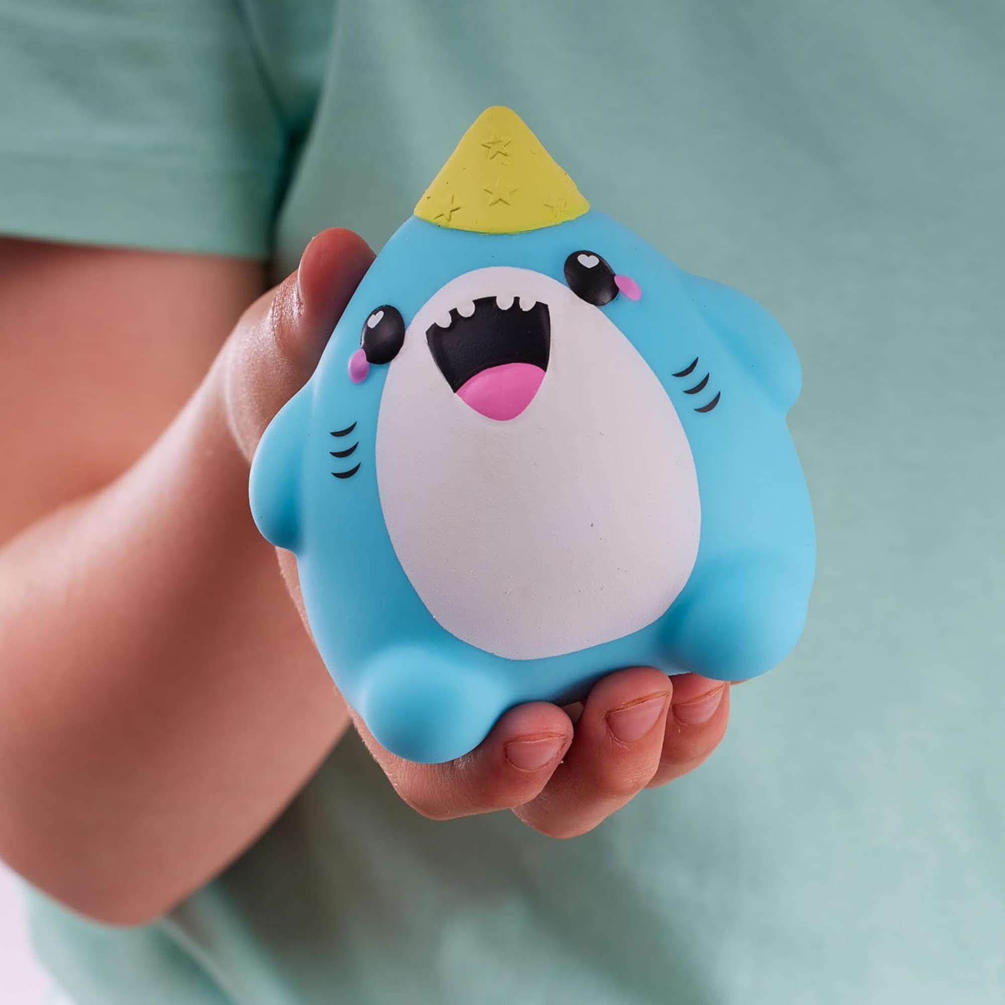 Smooshzees Cutezees Snaws، سمكة قرش زرقاء، شخصيات قابلة للتجميع، ناعمة للغاية، محببة وطرية!