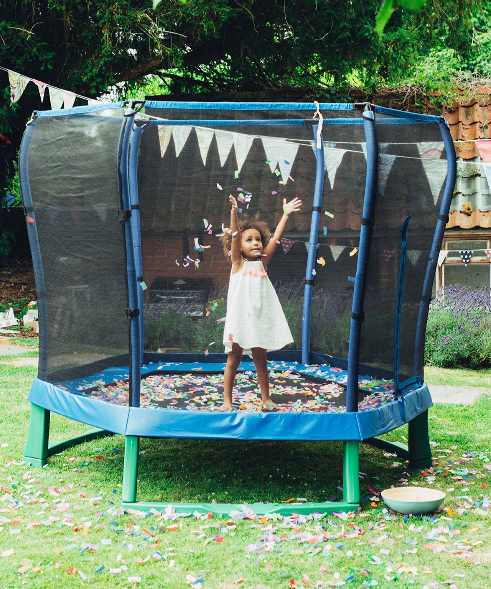 ترامبولين بلام جونيور جامبر بطول 7 أقدام مع سياج وشبكة أمان ووسادة إسفنجية للحماية، لعبة ترفيهية خارجية مستقرة مع حماية من الأشعة فوق البنفسجية والصدأ والطقس، مناسبة للأطفال من سن 3 سنوات فما فوق، لون أزرق