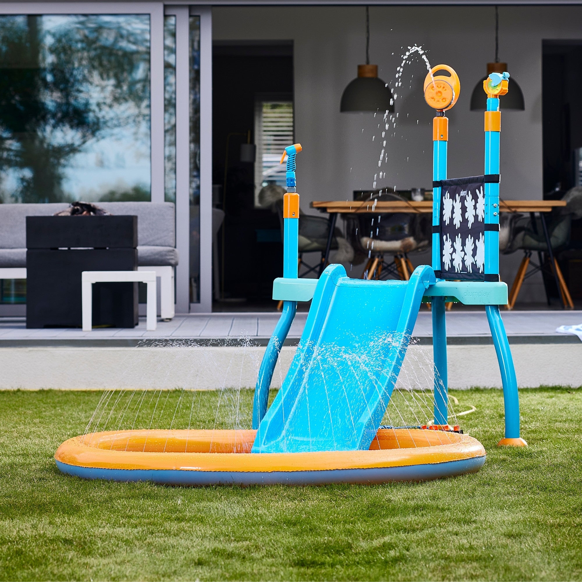محطة رش المياه من بلام ووتر بارك، لعبة صيفية خارجية للعب بالماء في الفناء الخلفي مع زلاجة مائية بطول 4 أقدام، ووسادة رش، ومنفاخ فقاعات، وحائط كاشف، وملحقات رشاش مياه، مناسبة للأطفال من سن 3 سنوات فما فوق