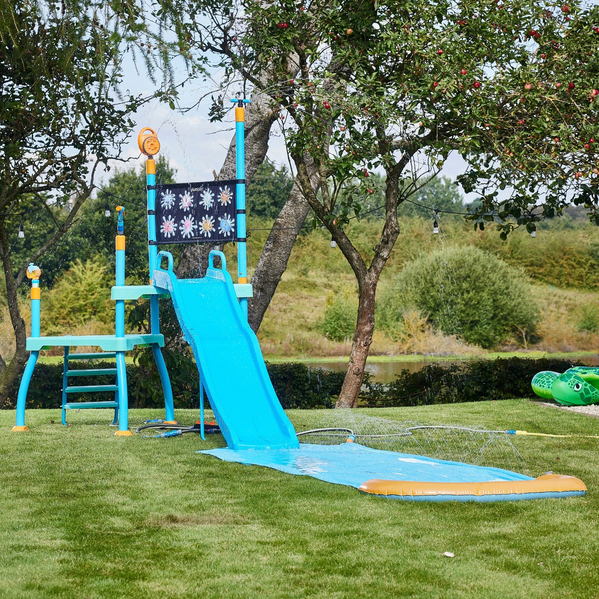 برج استحمام مائي من بلوم، لعبة مائية صيفية خارجية في الفناء الخلفي مع زلاجة مائية بطول 6 أقدام، ومزلق بطول 3 أمتار، ومنفاخ فقاعات، وجدار يكشف عن الألوان، وملحقات رشاش مياه، للأطفال من سن 3 سنوات فما فوق