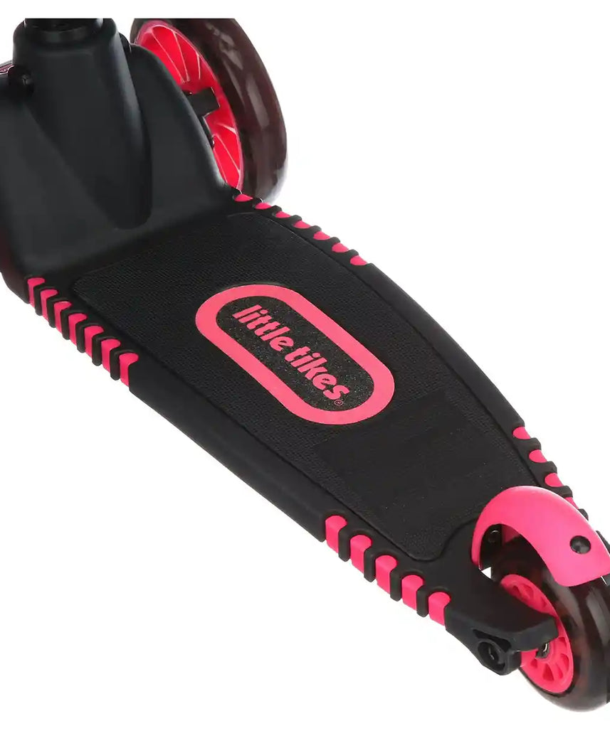 سكوتر ليتل تايكس لين تو تورن، وردي، بثلاث عجلات، للأطفال الصغار، سطح عريض جدًا، توجيه مائل لتحقيق التوازن والتنسيق، خفيف الوزن ومتين، للأعمار من سنتين إلى أربع سنوات