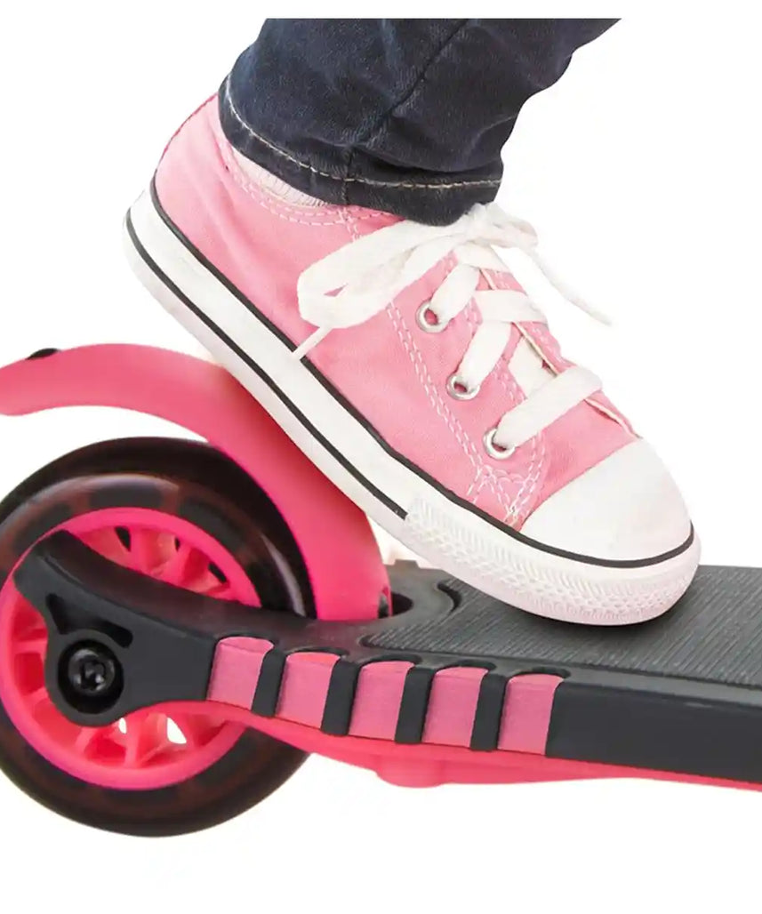 سكوتر ليتل تايكس لين تو تورن، وردي، بثلاث عجلات، للأطفال الصغار، سطح عريض جدًا، توجيه مائل لتحقيق التوازن والتنسيق، خفيف الوزن ومتين، للأعمار من سنتين إلى أربع سنوات