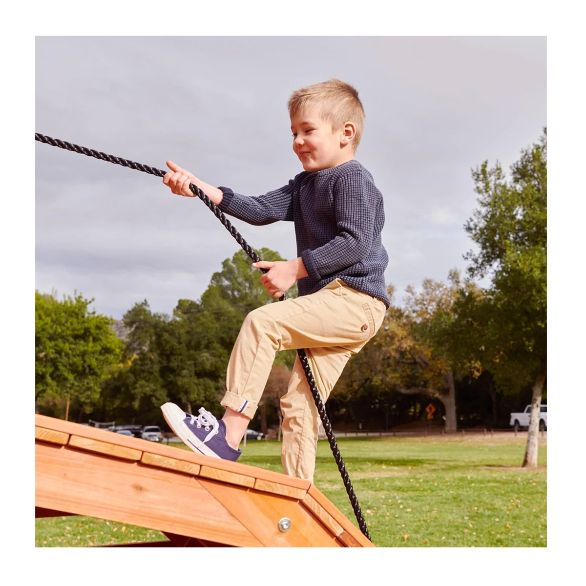 مجموعة ألعاب خشبية خارجية من Little Tikes Real Wood Adventures Cottontail Hideaway مع نادي، وأراجيح حبلية، ومنزلق، ومراجيح، وجدار تسلق - متعة في الفناء الخلفي للأطفال من سن 3 إلى 10 سنوات