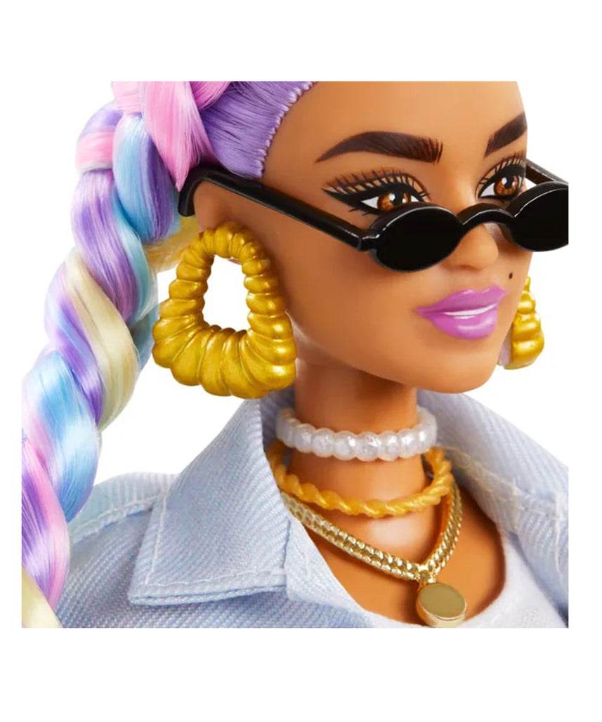 دمية باربي إكسترا رقم 5، سترة جينز بشراشيب طويلة، ضفائر قوس قزح، جرو أليف مع سيارة وردية، 15 إكسسوارًا عصريًا، دمية قابلة للتجميع وقابلة للتعديل للأطفال من سن 3 سنوات فما فوق