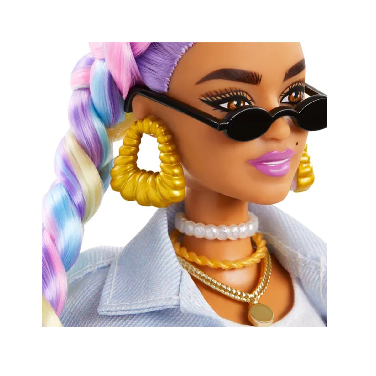 دمية باربي إكسترا رقم 5، سترة جينز بشراشيب طويلة، ضفائر قوس قزح، جرو أليف مع سيارة وردية، 15 إكسسوارًا عصريًا، دمية قابلة للتجميع وقابلة للتعديل للأطفال من سن 3 سنوات فما فوق