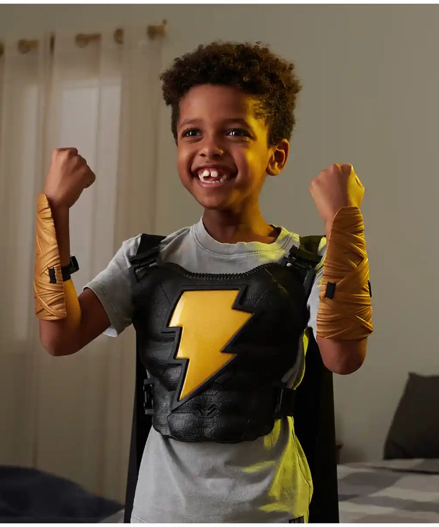 مجموعة لعب الأدوار الفاخرة بلاك آدم من دي سي كوميكس، لوحة صدر إلكترونية، قفازات ذهبية، وعباءة مع أضواء وأصوات، زي بطل خارق للأطفال من سن 4 سنوات فما فوق