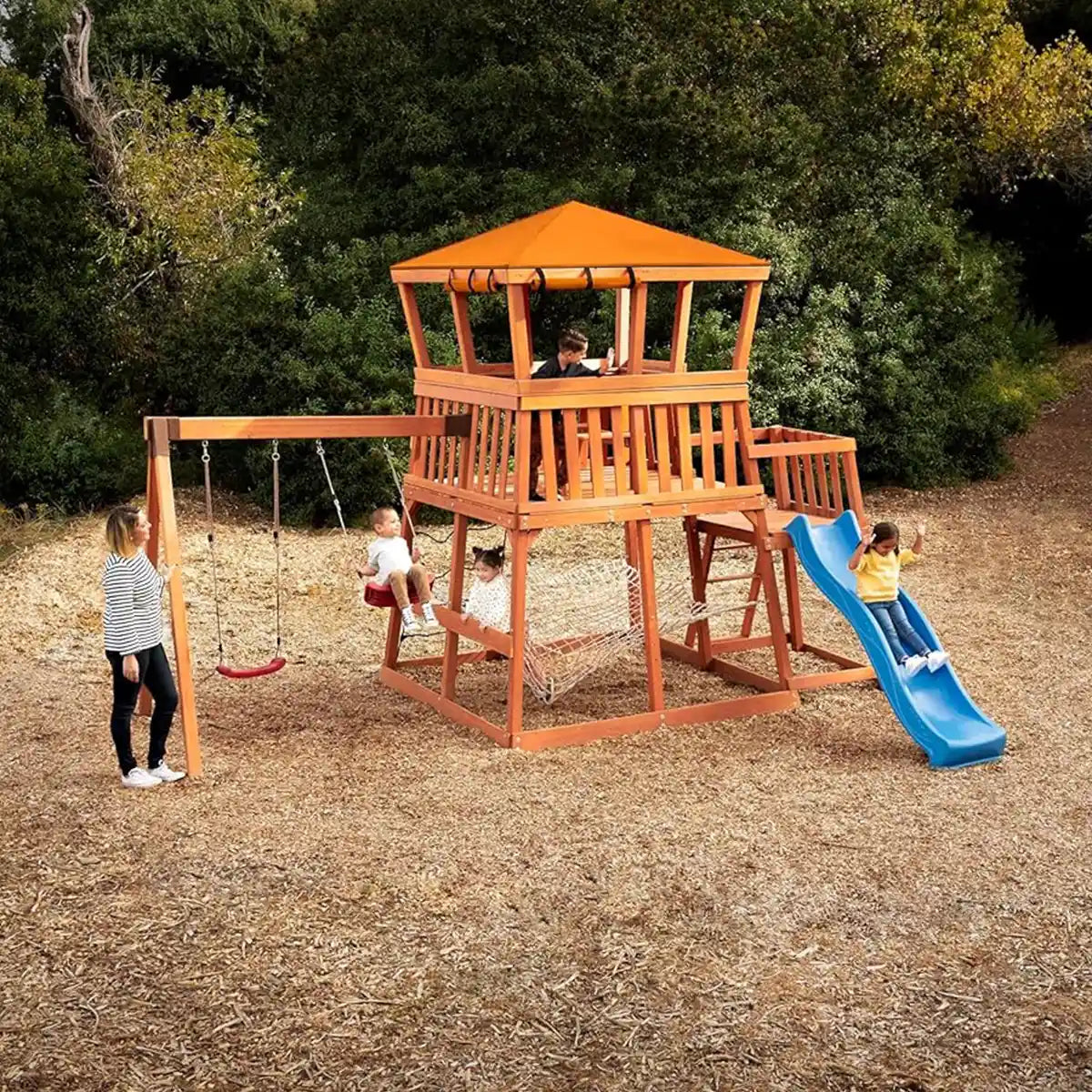 مجموعة ألعاب خارجية من ليتل تايكس مغامرات الدب من الخشب الحقيقي، ملعب خشبي في الفناء الخلفي مع أراجيح، وزحليقة، ونادي، وشبكة شحن، وبرج مراقبة، للأعمار من 3 سنوات فما فوق، مجموعات ألعاب ومعدات ملعب