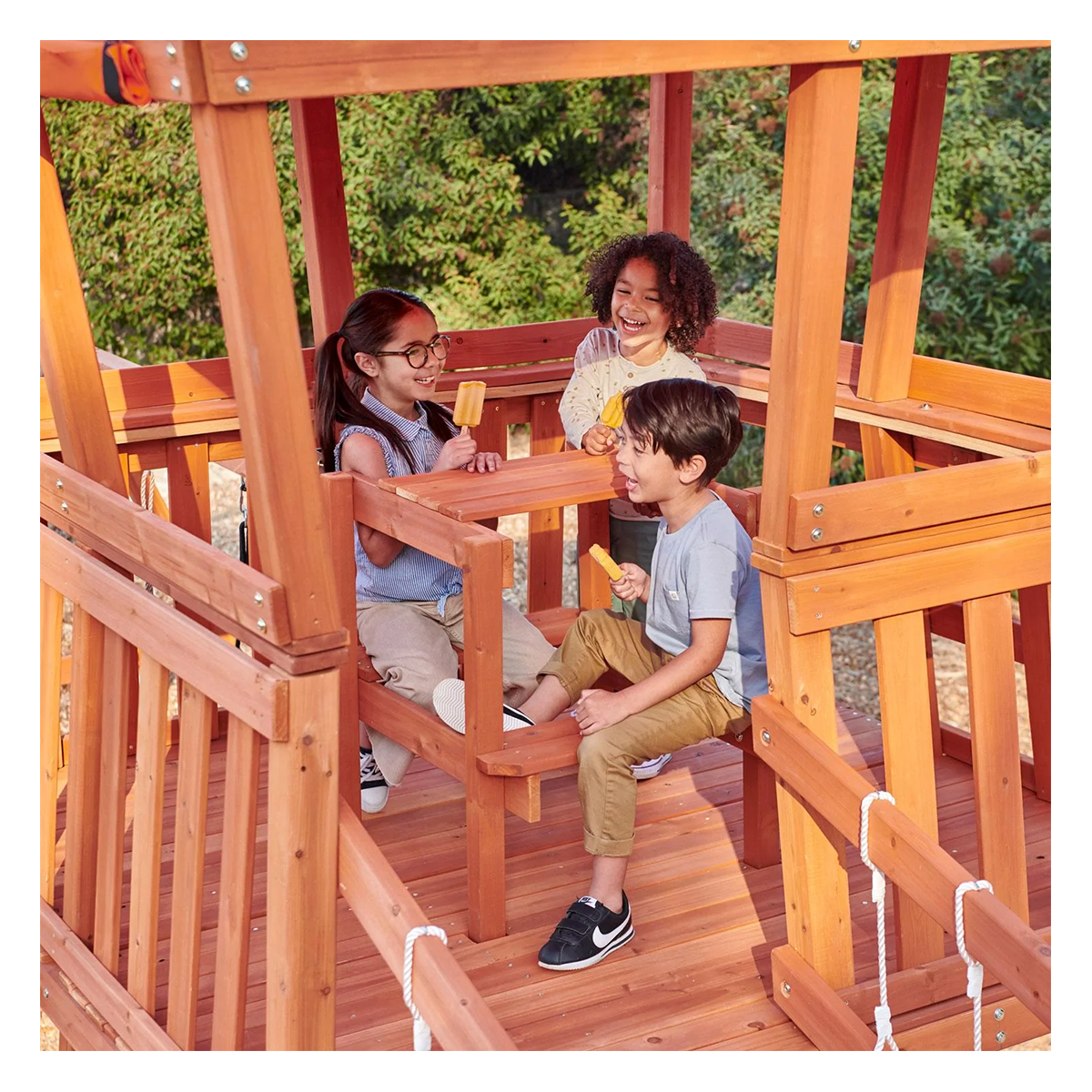 مجموعة ألعاب خارجية من ليتل تايكس مغامرات الدب من الخشب الحقيقي، ملعب خشبي في الفناء الخلفي مع أراجيح، وزحليقة، ونادي، وشبكة شحن، وبرج مراقبة، للأعمار من 3 سنوات فما فوق، مجموعات ألعاب ومعدات ملعب