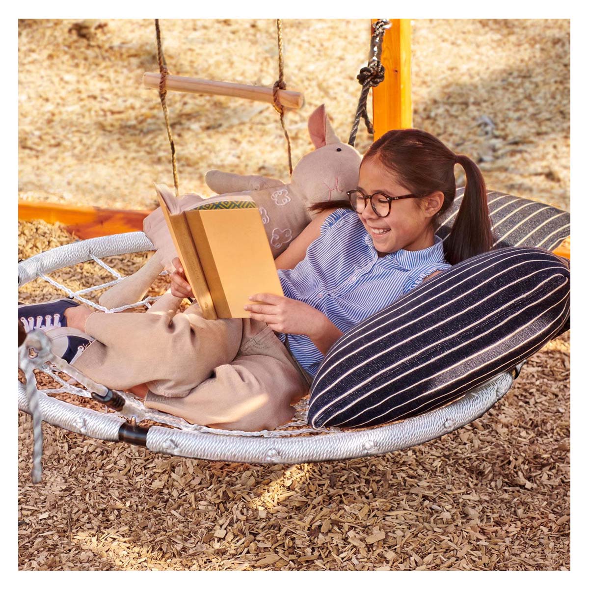 مجموعة ألعاب خارجية من ليتل تايكس مغامرات الدب من الخشب الحقيقي، ملعب خشبي في الفناء الخلفي مع أراجيح، وزحليقة، ونادي، وشبكة شحن، وبرج مراقبة، للأعمار من 3 سنوات فما فوق، مجموعات ألعاب ومعدات ملعب