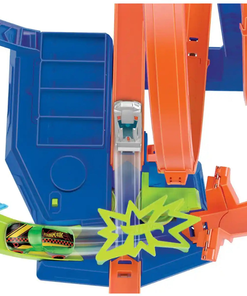 Hot Wheels Epic Crash Dash Track Set, Toy Car Track with 5 Crash Zones, Motorized Booster, Includes 1 Hot Wheels 1:64 Scale Car, Folds for Easy Storage, Kids Toys