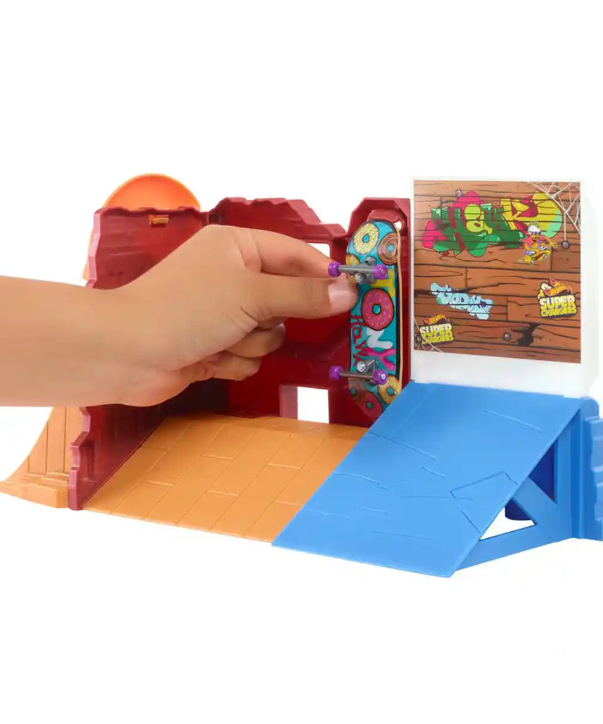 مجموعة سكيت دونات سكيت بارك من هوت ويلز مع لوح تزلج وحذاء حصري، للأطفال من سن 5 سنوات فما فوق