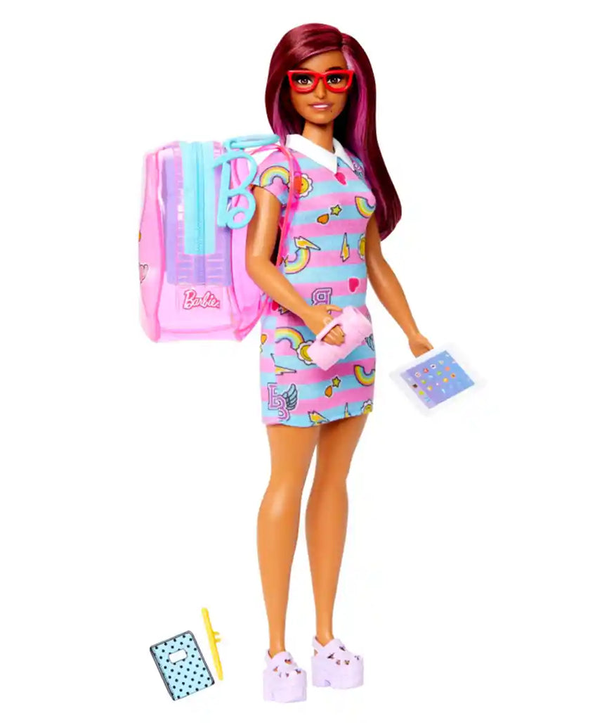 Barbie School-Themed Clothes Set, Dress, 5 Accessories & Zippered Doll-Sized Backpack with Clip-On Ring – Fashion Playset for Kids Ages 3+