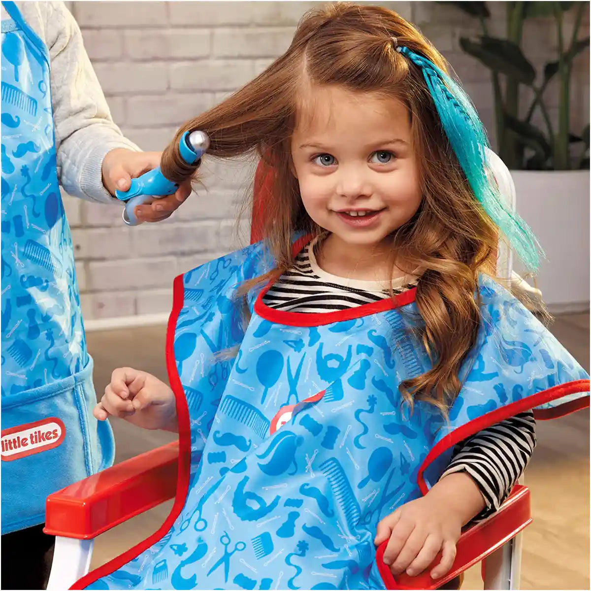 ليتل تايكس ستايل ستيشن - كرسي صالون حلاقة وتظاهري مع 20 ملحقًا، ومجفف شعر يعمل، وماكينة قص شعر نابضة بالحياة - للأطفال من سن 3 إلى 5 سنوات