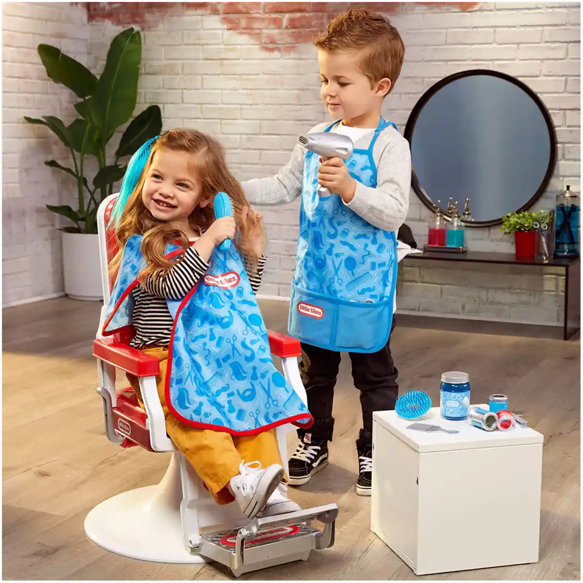 ليتل تايكس ستايل ستيشن - كرسي صالون حلاقة وتظاهري مع 20 ملحقًا، ومجفف شعر يعمل، وماكينة قص شعر نابضة بالحياة - للأطفال من سن 3 إلى 5 سنوات